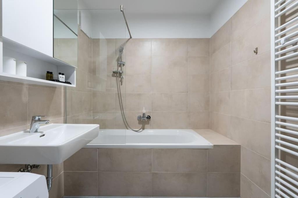 1Br Haven With Swift City Access By Hm Виена Екстериор снимка